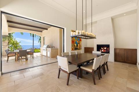 Dining room, open to the lanai