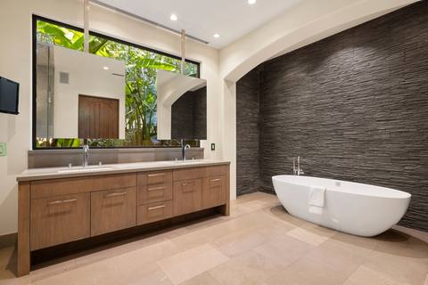 Primary bath, soaking tub