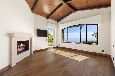 Ocean-view suite with fireplace
