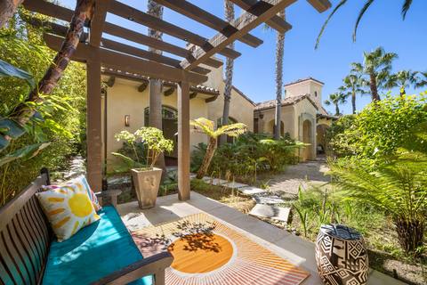 Pergola seating